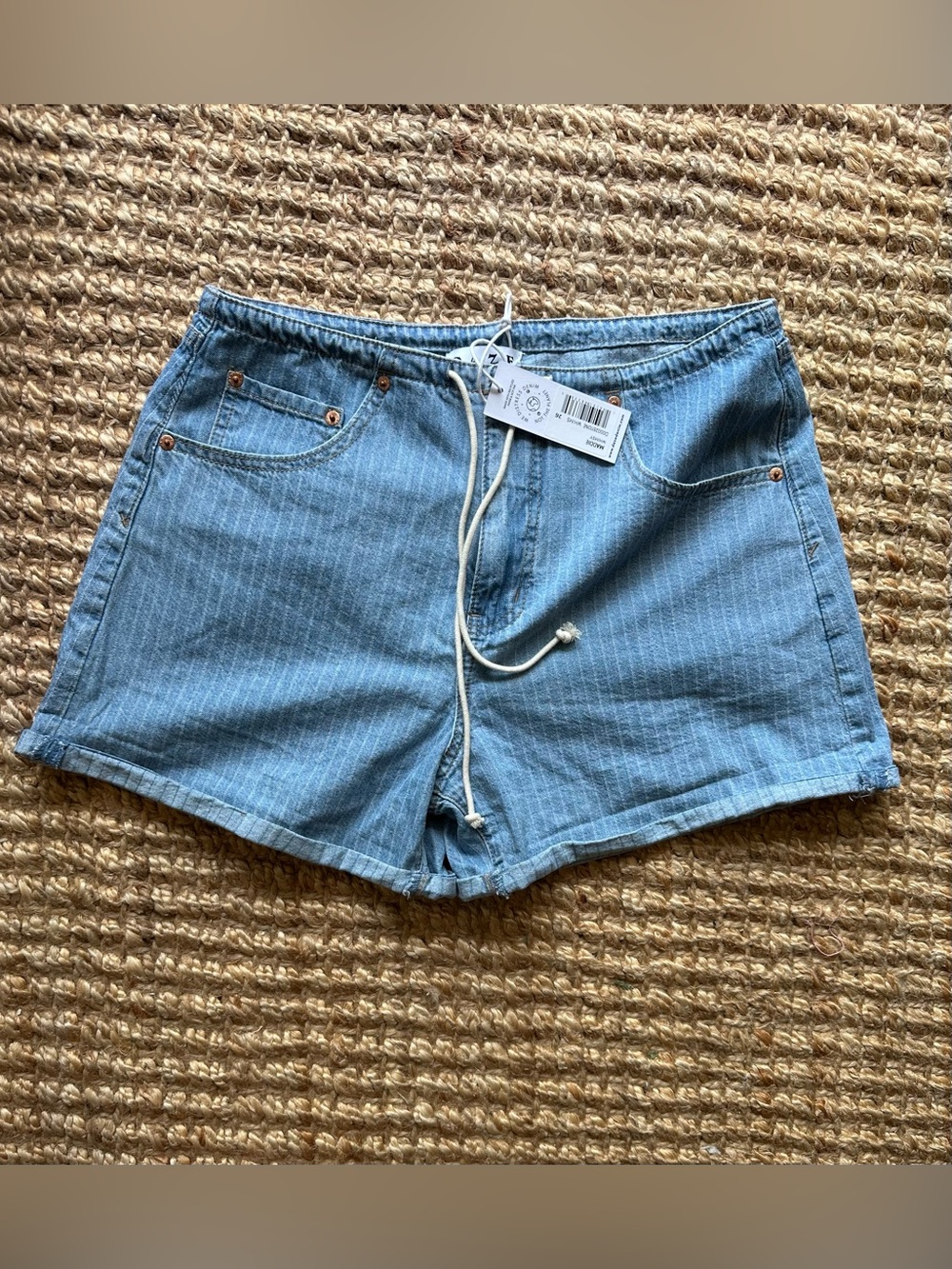 Daze denim Size 26 light wash mid-rise drawstring short